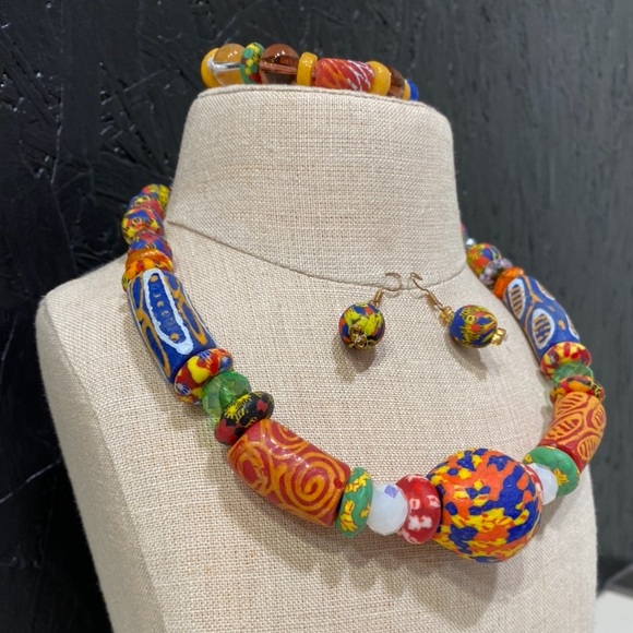 “GORGEOUS” Handcrafted Handpainted Stones Colorful Beaded Necklace & Earring Set - Picture 8 of 13